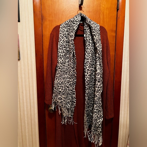 Tolani leopard blanket scarf - Picture 2 of 3